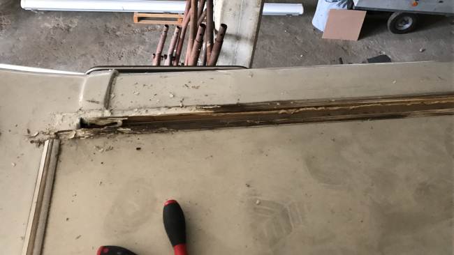 Questa è la sorpresa che ho trovato sotto la guida lato tendalino attaccato allla mansarda