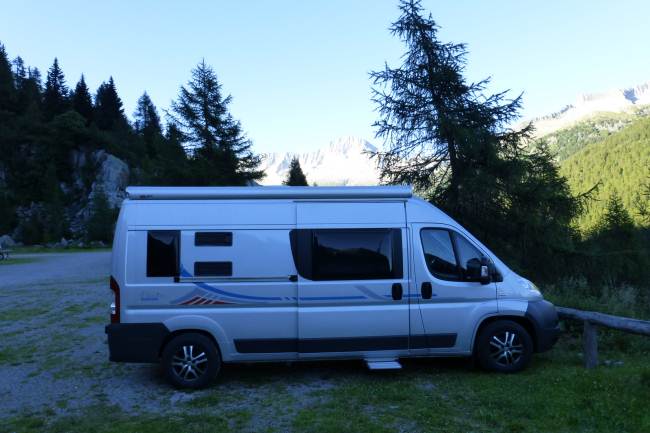 Parcheggio dove si può sostare, è presente anche un pozzetto per scarico wc, ci sono anche i bagni pubblici.