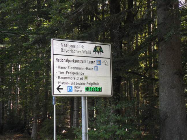 Cartello sulla strada che porta al Parco