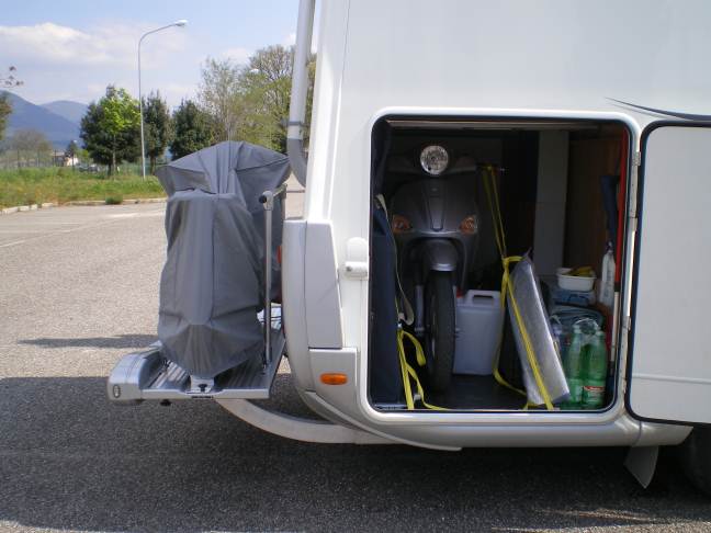 fino al 2015 viaggiavo così quest'anno mi sa solo io e la moglie..........con uno scooter