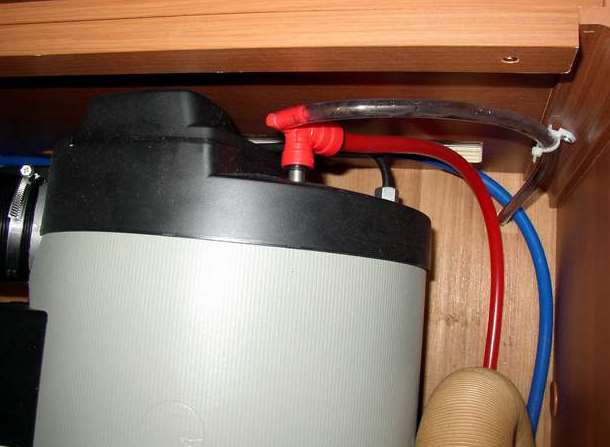 L'aggeggio rosso è la valvola che scarica la sovrapressione quando l'acquasi surriscalda e aspira aria quando svuoti il boiler