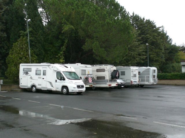 Area Sosta Camper Parcheggio A Pitigliano In Piazzale Nenni Gr Camperonline