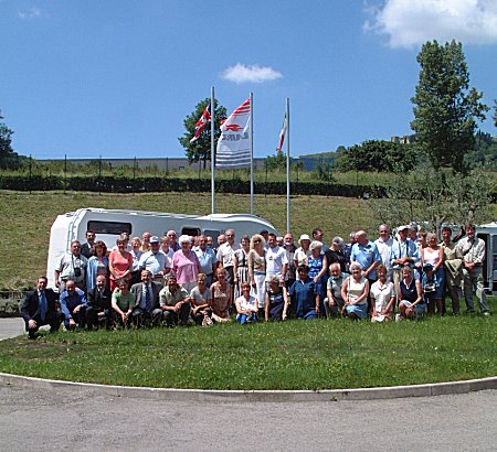 Foto di gruppo durante la visita a Tavarnelle Val di Pesa del Laika Club Gran Bretagna - 30/5/2002