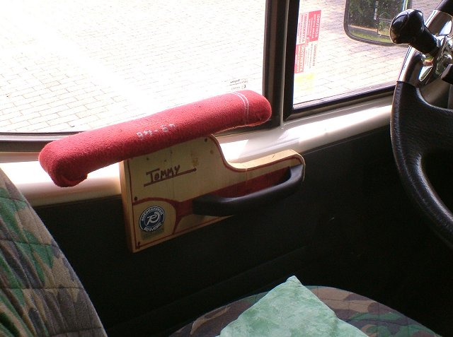 Il bracciolo applicato alla porta lato guida