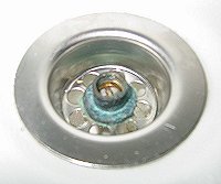 Il tubicino filettato inserito al centro della piletta di scarico