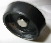 Il tappo con il bulloncino che sporge il minimo necessario per essere avvitato un paio di giri