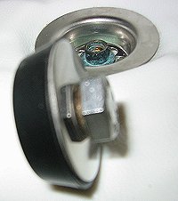 Il tappo con la testa del bulloncino che ne consente avvitamento e svitamento a mano