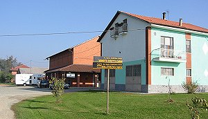 Lo spaccio, armonicamente inserito nel contesto architetturale della Cascina Piana