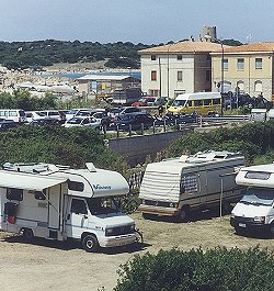 La magnifica spiaggia sabbiosa di Vignola Mare a pochi passi dall'area
