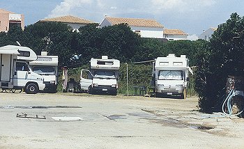 Il camper service per il carico e lo scarico delle acque