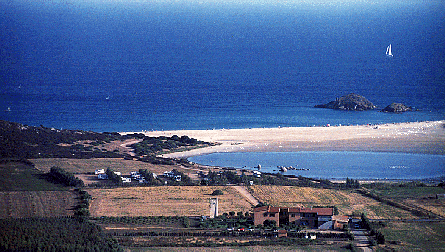 The coast, with the parking site on the left side and the Su Giudeu hotel in the foreground