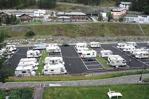 Gli stalli per la sosta sono spaziosi e ben delimitati