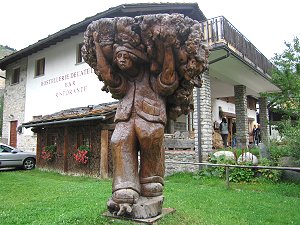 L'arte tradizionale degli scultori in legno locali