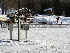 Una delle colonnine per l'allacciamento elettrico, e l'adiacente ristorante tipico
