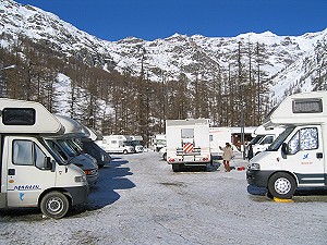 L'accesso alla pista per lo sci di fondo, a pochi passi dall'area attrezzata