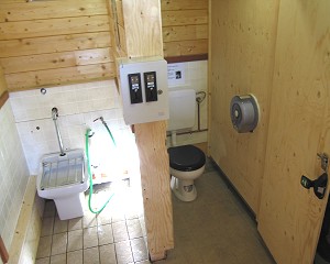 Il locale servizi, con lo scarico del WC a cassetta