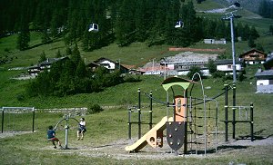 Il parco giochi per bambini adiacente all'area di sosta