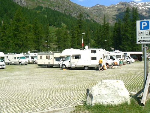 L'accesso all'area di sosta attrezzata, pavimentata e pianeggiante