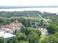 Veduta di una parte di Gardaland, con il lago di Garda sullo sfondo; in questa immagine, il camping Gasparina si trova tra il parco e la riva del lago