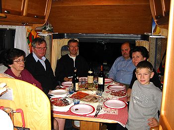 Cenone in camper: stretti e allegri!