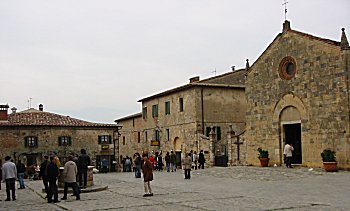 La piazza principale di Monteriggioni