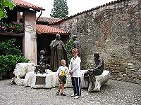 La statua del Santo Padre nel cortile dalla sua casa natia