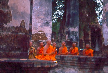 Monaci tra le rovine