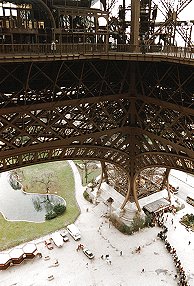 La possente struttura della Tour Eiffel, e la lunga coda per salirvi...
