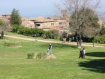 Il bel parco che domina l'abitato di Volterra