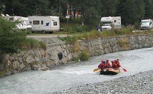 Rafting proprio di fronte all'area di sosta camper di Champoluc