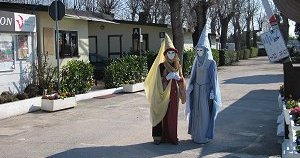 Maschere in partenza dal campeggio per Venezia