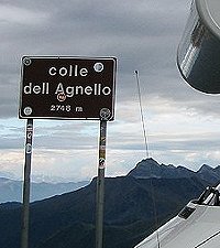 Lo sguardo � libero di spaziare sule vette che ci circondano, ricordandoci che al loro cospetto siamo una nullit�...