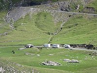 Lo slargo dove abbiamo pernottato, in compagnia di cavalli, marmotte e - in lontananza - camosci