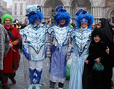 Il 'pagliaccio' e 'Harry Potter' fanno da corona ad un trio di maschere extra-terrestri