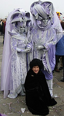 'Harry Potter' posa davanti ad una sontuosa coppia di notabili orientali