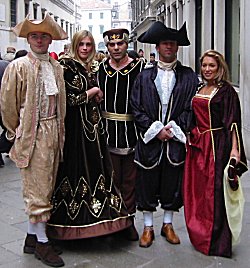 Giovani in abiti medievali