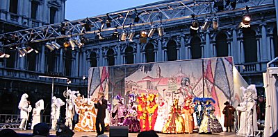 Il palco allestito in Piazza San Marco per esibizioni e premiazioni