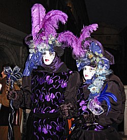 Sofisticati costumi dominati dal viola