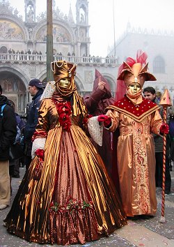 Ancora una benedizione 'Carnevalesca' ad una coppia di personaggi orientalegganti