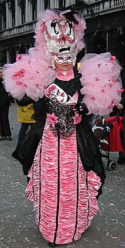 Rosa e nero per questo costume Belle Epoque