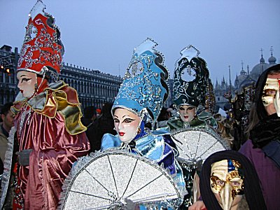 Due maschere veneziane accompagnano una comitiva dell'Est