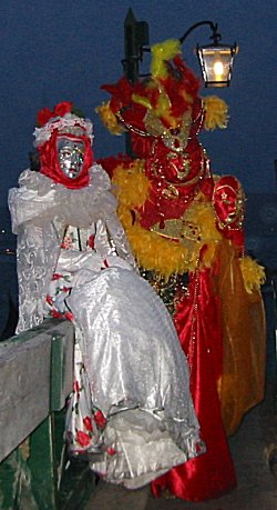 Sole e luna in posa crepuscolare con la Giudecca sullo sfondo