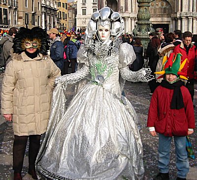 Un costume che ricorda un abito da sposa