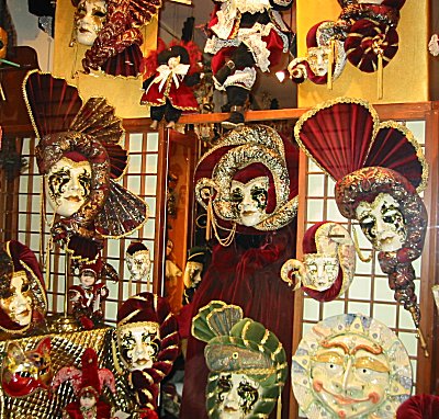 Una tra le tante vetrine che propongono le meravigliose   maschere veneziane