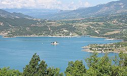 Un lago artificiale, le cui rive sono molto accoglienti per chi viaggia in camper