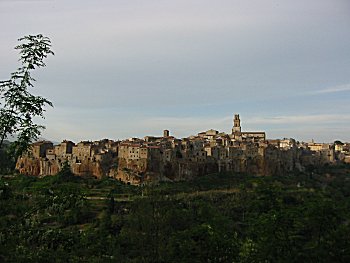 Le monumentali fondamenta in tufo del centro storico di Pitigliano