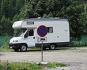 Anche lungo la riva del lago, fuori dall'abitato