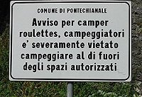 Ecco come il Comune di Pontechianale accoglie i turisti - notare che non sono gradite neanche le 'roulettes': in Municipio devono senz'altro aver seguito un corso di perfezionamento in Lingue, oltre che in 'Gestione e Sviluppo del Turismo'