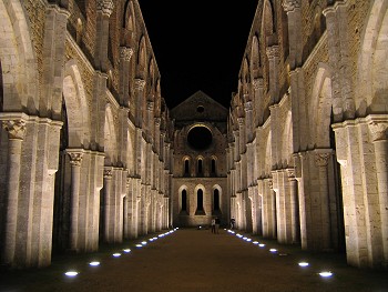 L'interno dell'Abbazia di San Galgano in notturna