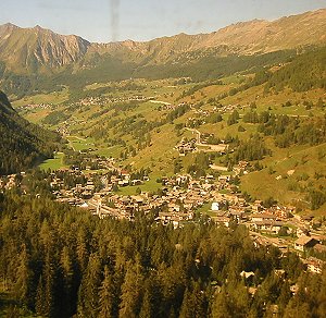 La val d'Ayas vista dalla funivia che da Champoluc sale al Crest